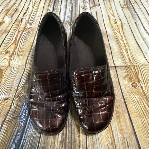 Clarks Dark Brown Crocodile Pattern Loafers Womens Size 7 - Picture 2 of 5